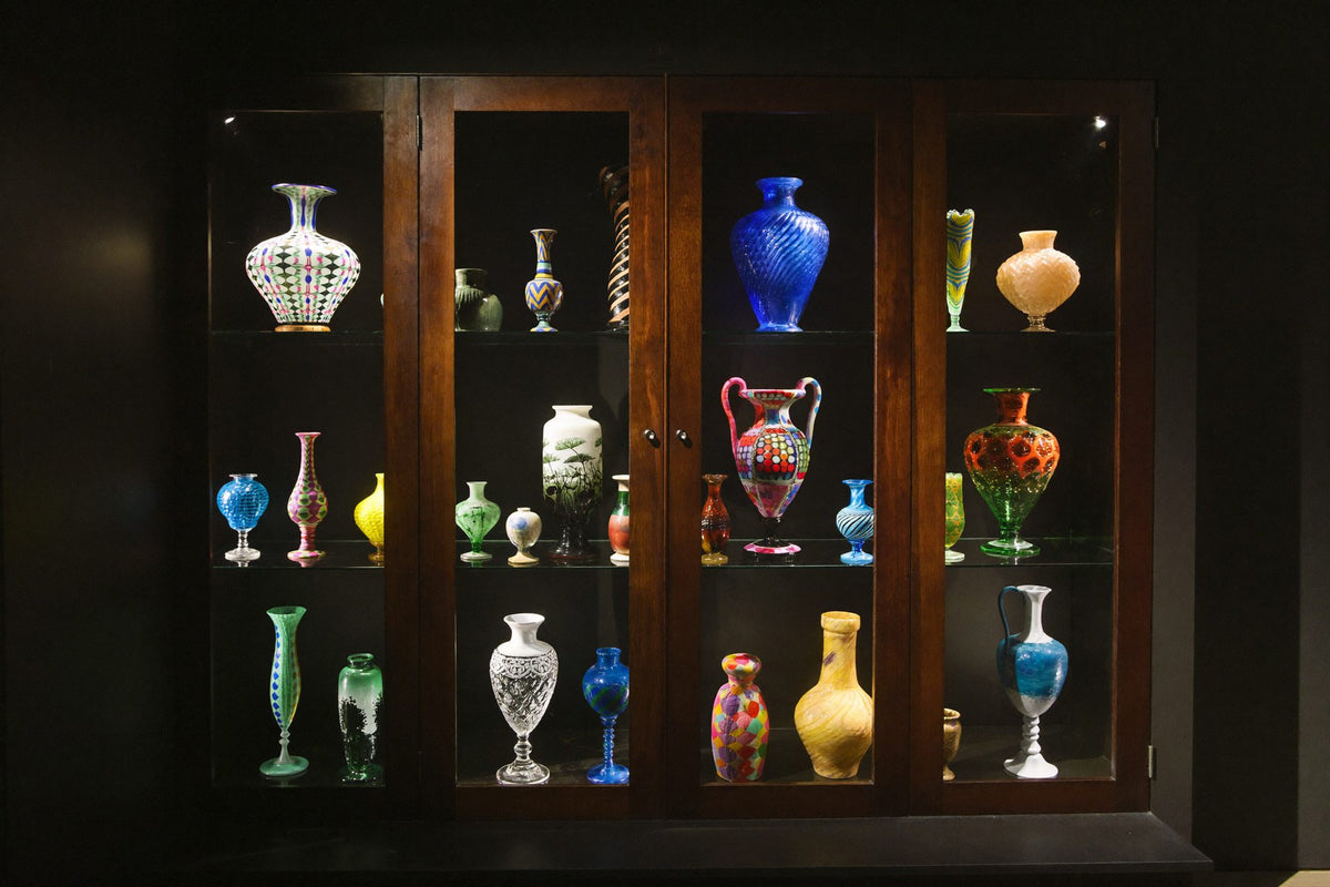 La vitrine d’un collectionneur remplie de verre d’art de Murano coloré